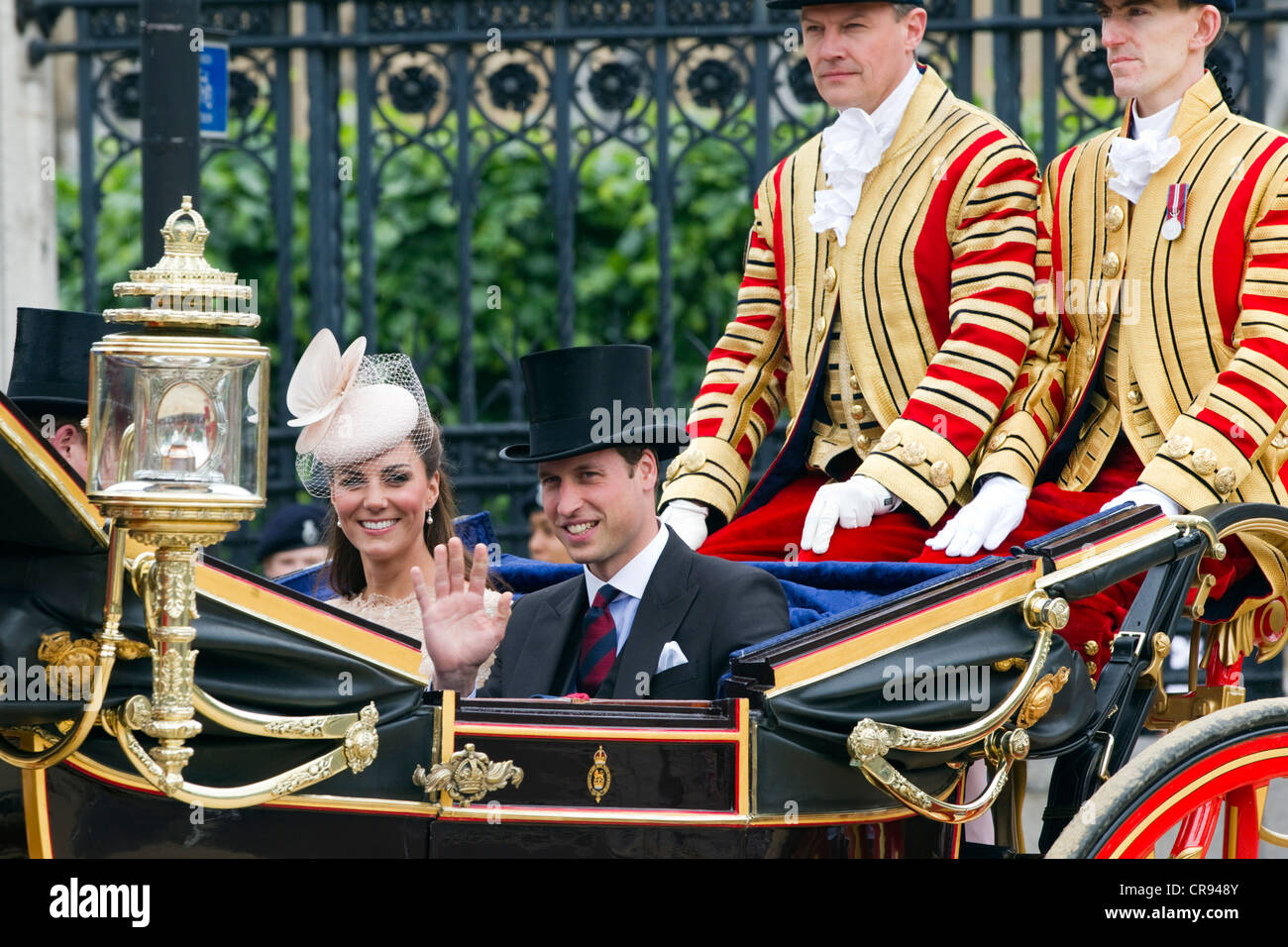 Le duc et la duchesse de Cambridge quittent Westminster Hall dans une procession de chariot à Buckingham Palace Banque D'Images
