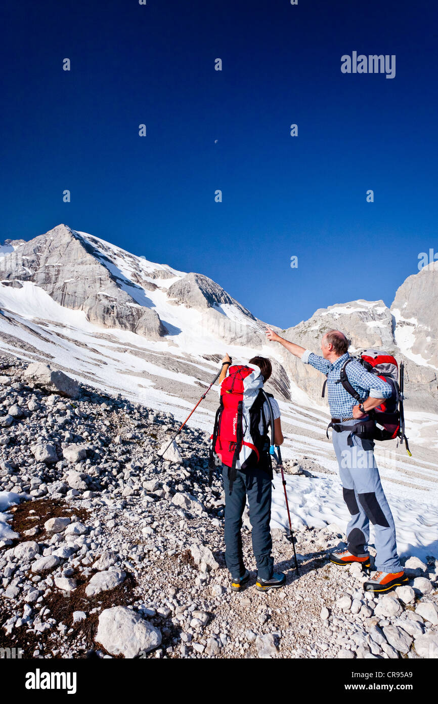 Escalade de la montagne, les alpinistes Marmolada Dolomites, Westgrat Route de corde fixe, Marmolada mountain à l'arrière Banque D'Images