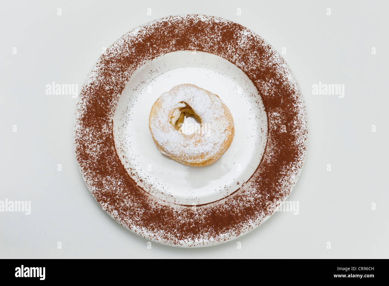 Des pâtisseries françaises 'Paris-Brest' nommé d'après la course à bicyclette, pâte à choux avec différentes garnitures, originaire de crème au beurre Banque D'Images