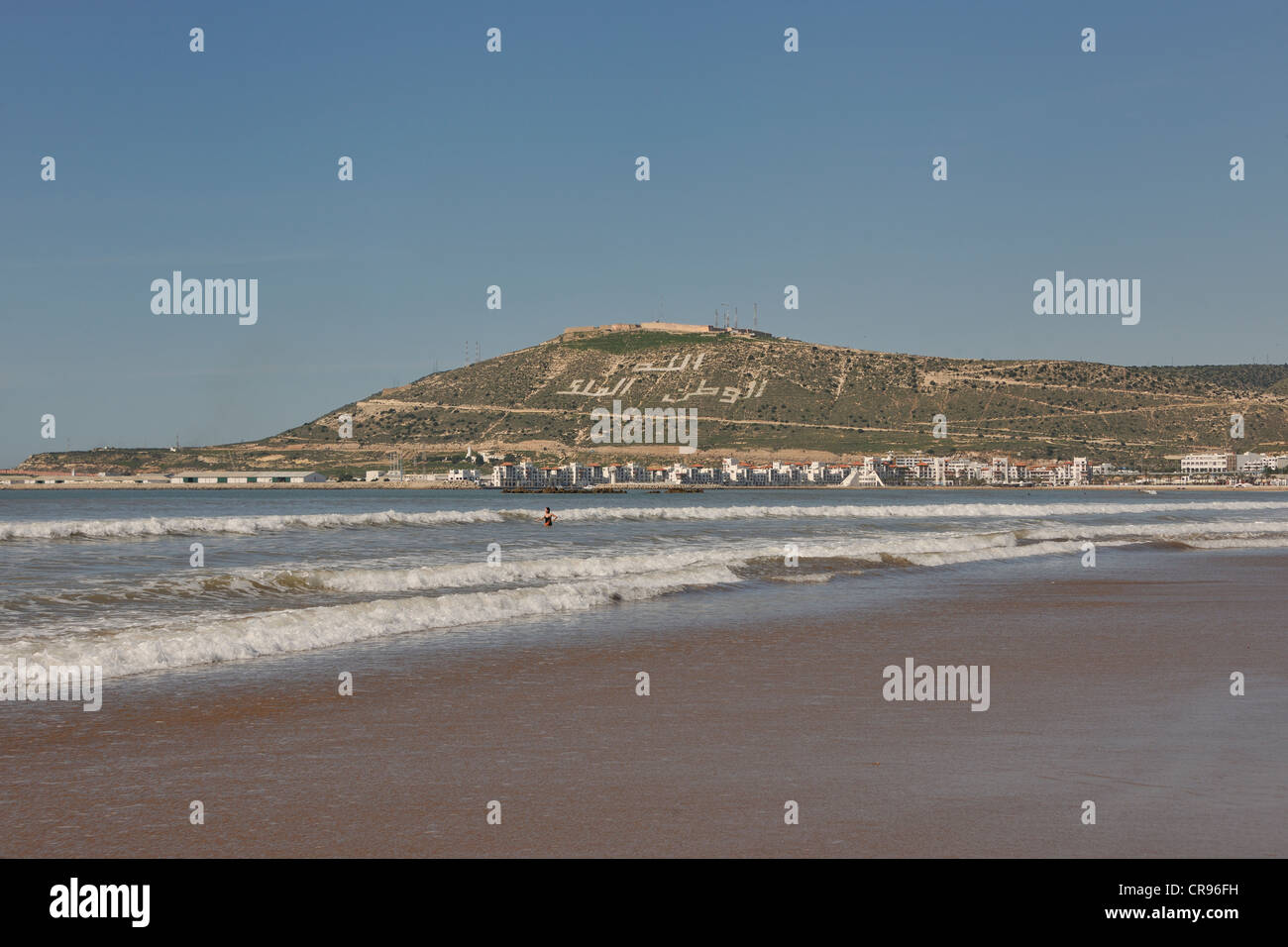Plage d'Agadir, hill avec les mots, Allah, al-Watan, al-Malik, ce qui signifie qu'Allah, la patrie, le Roi, le Maroc, l'Afrique Banque D'Images