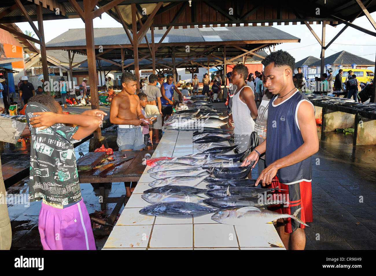 Poissonniers papou au marché de poisson de Kota Biak Biak, Island, Papouasie occidentale, en Indonésie, en Asie du Sud-Est, l'Asie Banque D'Images