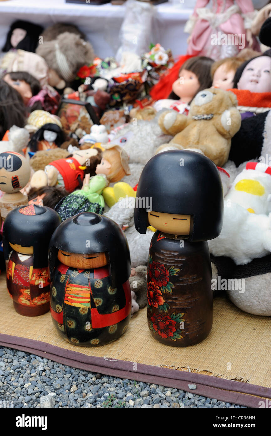 Poupées de Kokeshi traditionnel tourné pour un service commémoratif bouddhiste, pour que les âmes des poupées peuvent être échangés Banque D'Images