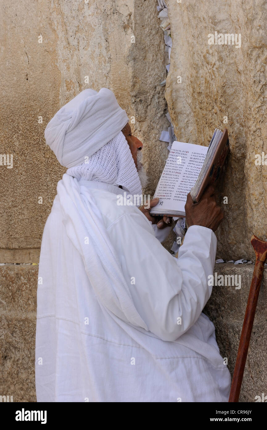 Juif africain priant au Mur des lamentations, quartier arabe, Jérusalem, Israël, Moyen Orient Banque D'Images