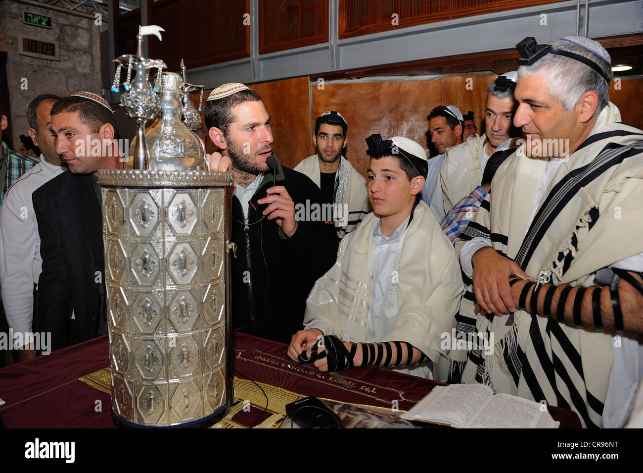 Mitzvar Bar, juifs venant de l'âge, rituel de lecture publique les livres des prophètes, la Haftarah, Mur Occidental ou Mur des Lamentations Banque D'Images