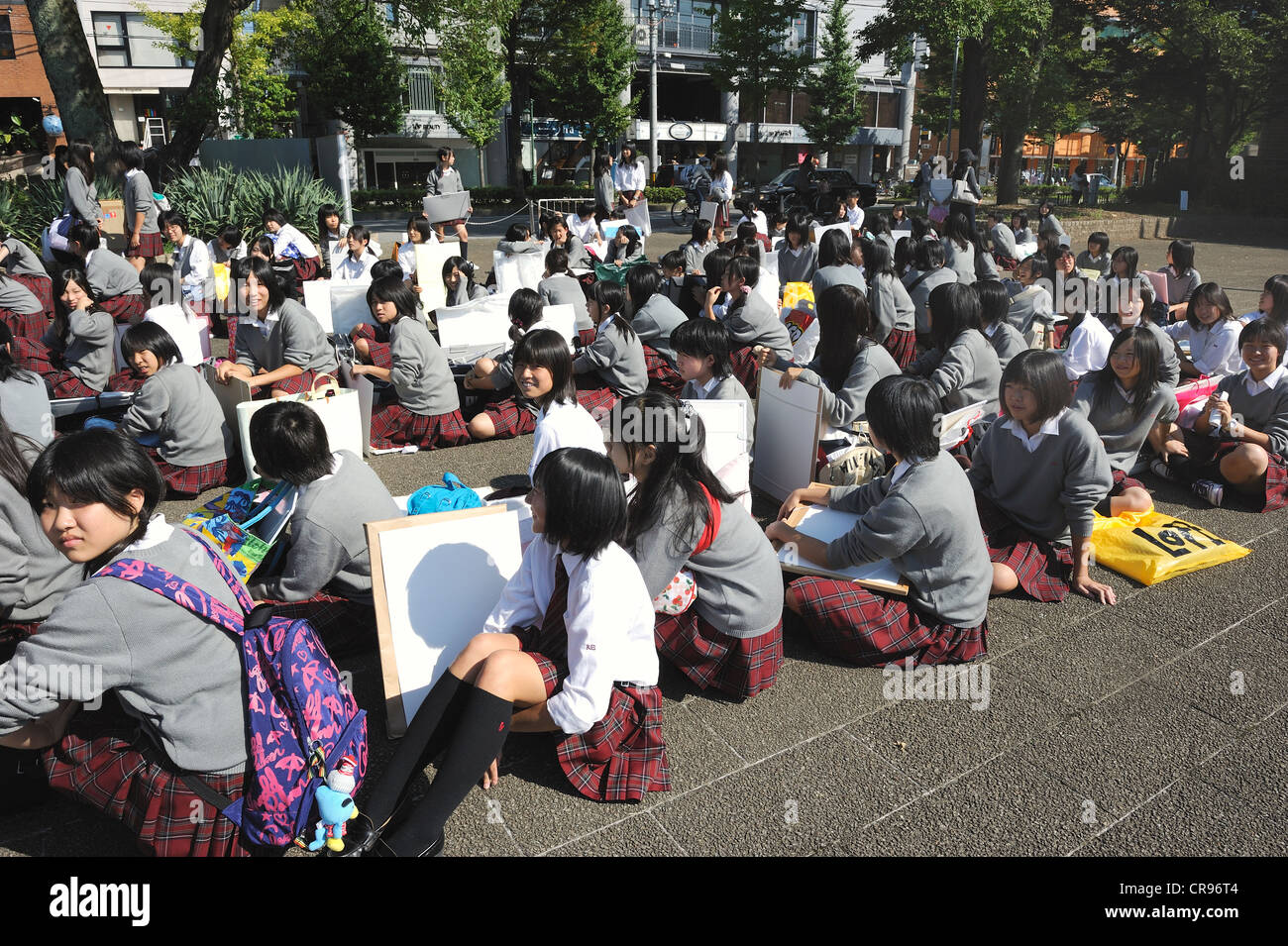 Les enfants de l'école en attente devant le jardin botanique avant d'entrer et de passer la journée entière, Kyoto plantes dessin Banque D'Images