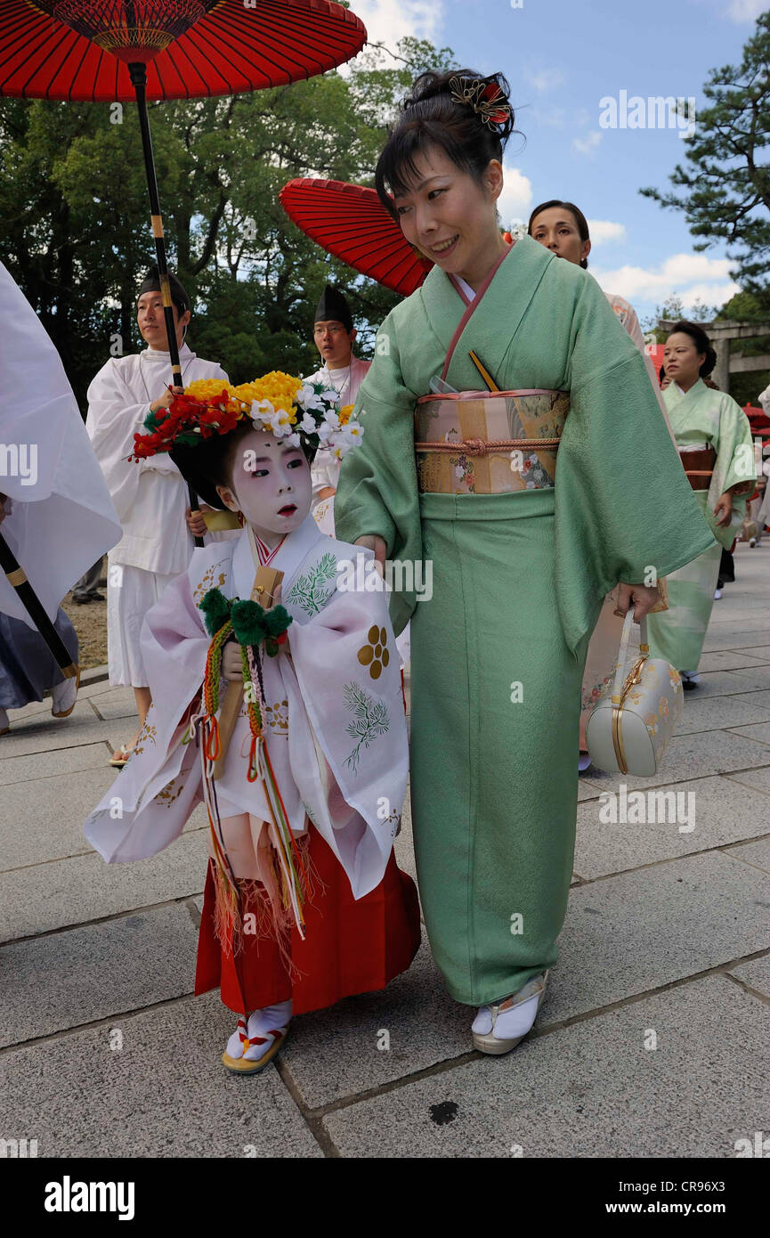Mère et fille dans les kimonos, procession vers le sanctuaire, Tenmango Kintano Matsuri festival culte, Kyoto, Japon, Asie Banque D'Images