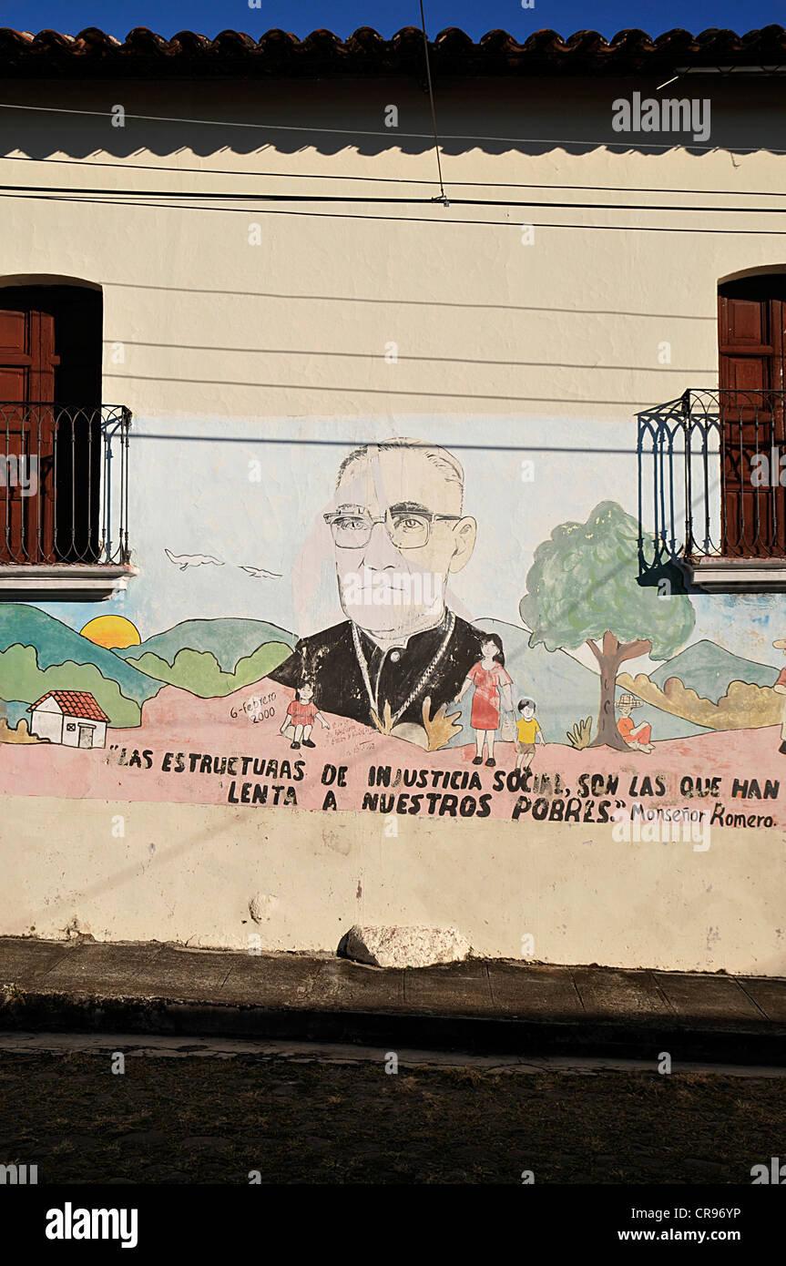 Portrait de Monseigneur Romero, murale, Suchitoto, El Salvador, l'Amérique centrale Banque D'Images