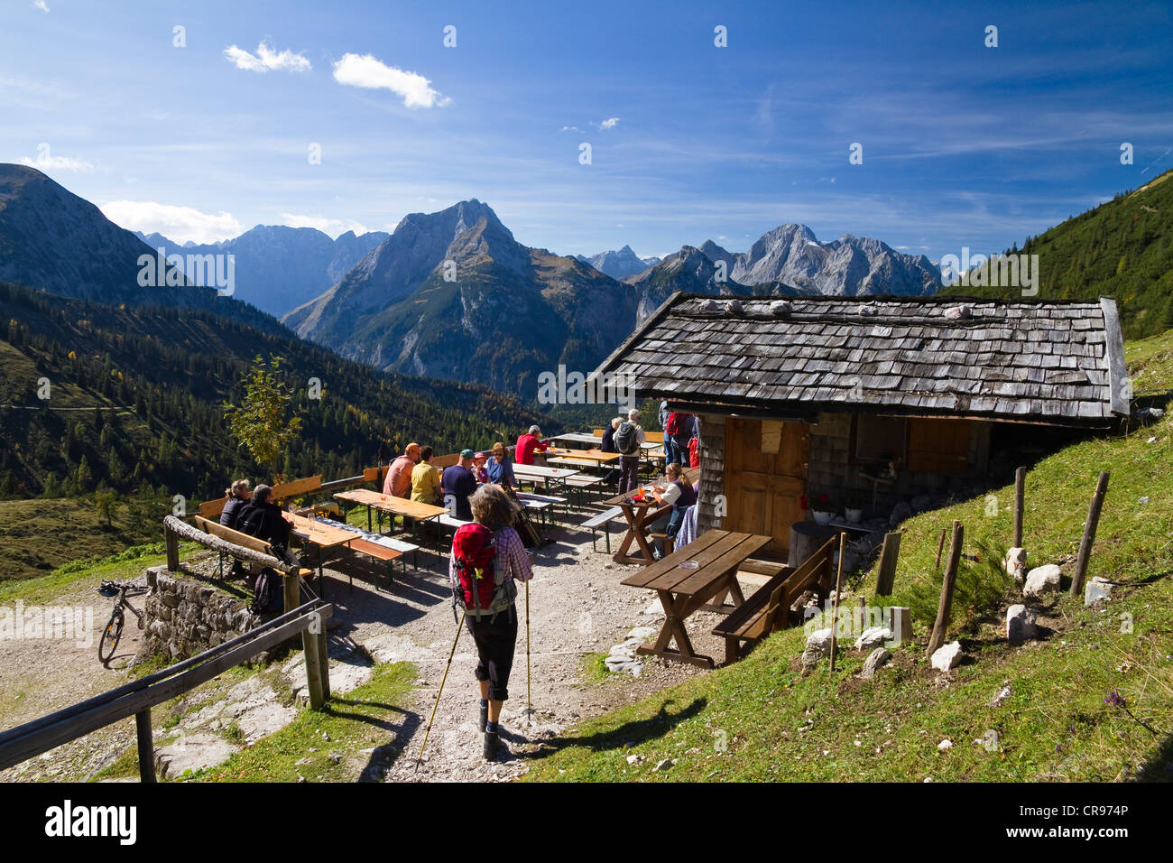 Terrasse d'Plumsjochhuette, une alpine hut sur col Plumsjoch, Montagnes du Karwendel, l'Autriche, Europe Banque D'Images