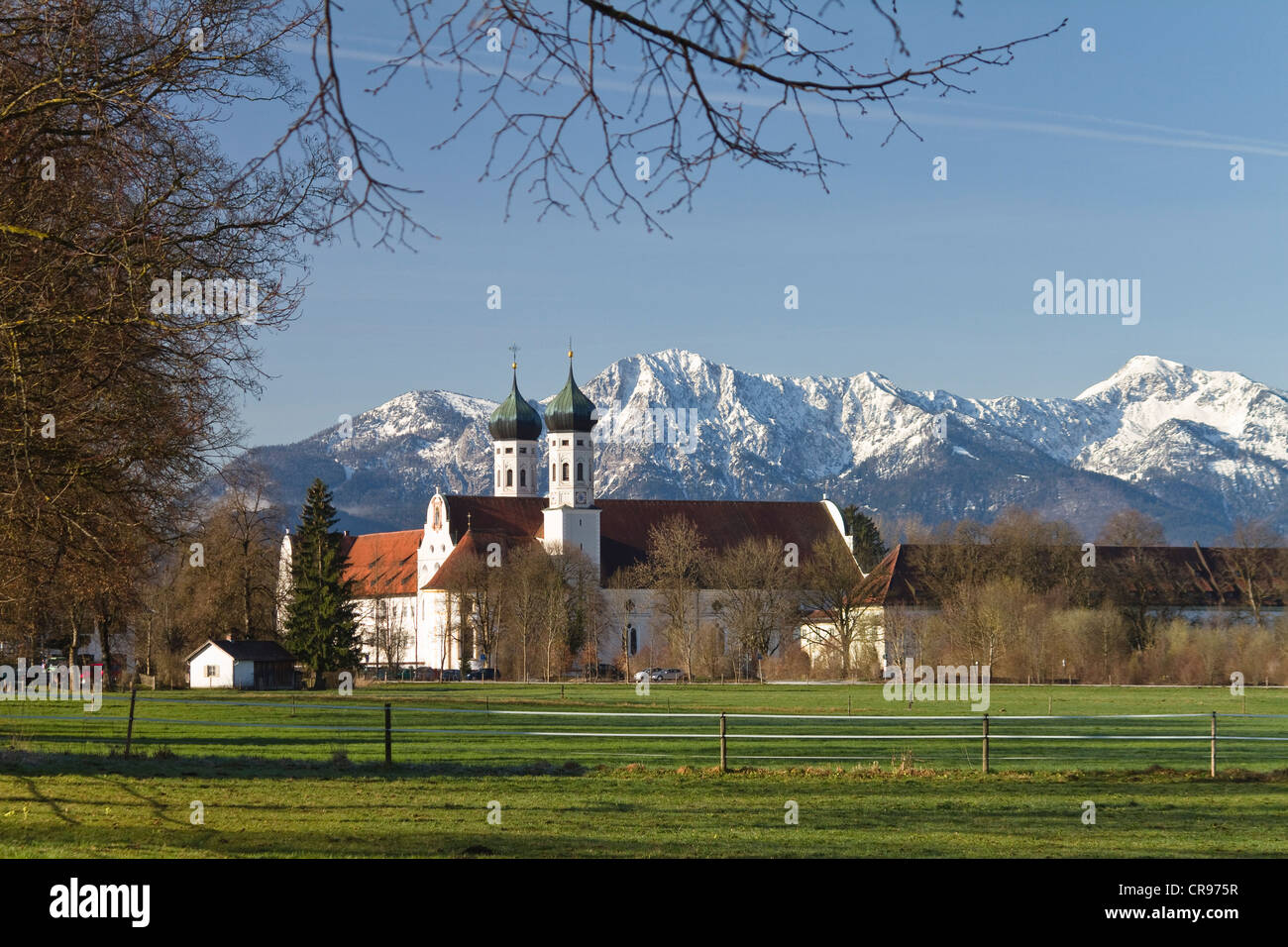 L'Abbaye de Benediktbeuern avec la gamme de Wetterstein et Alpspitze, montagne, Alpes de Haute-bavière, Bavaria, Germany, Europe Banque D'Images