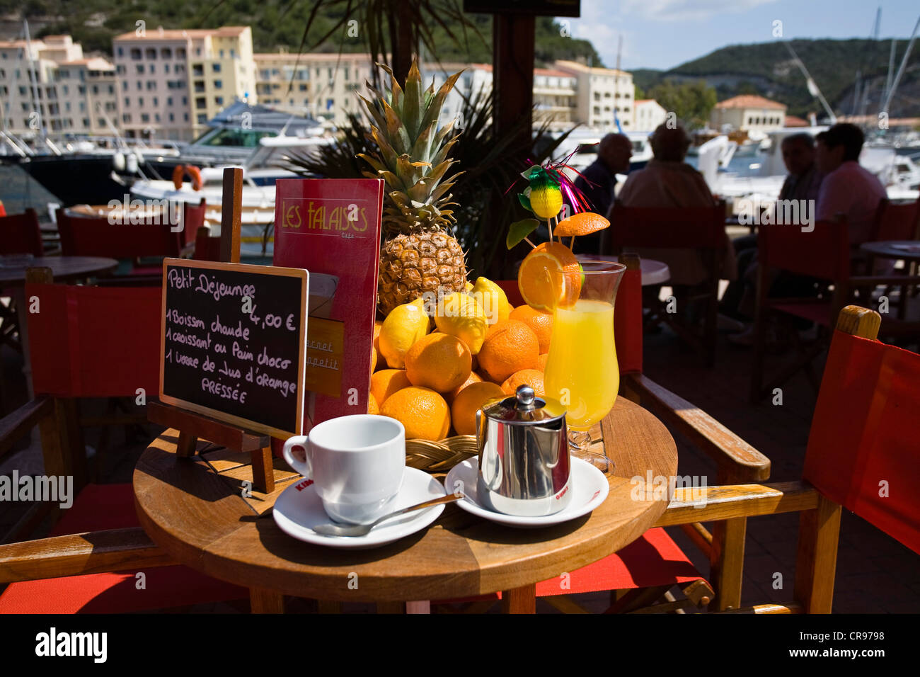 Table de petit-déjeuner au restaurant dans le port de Bonifacio, côte Sud,  Corse, France, Europe Photo Stock - Alamy