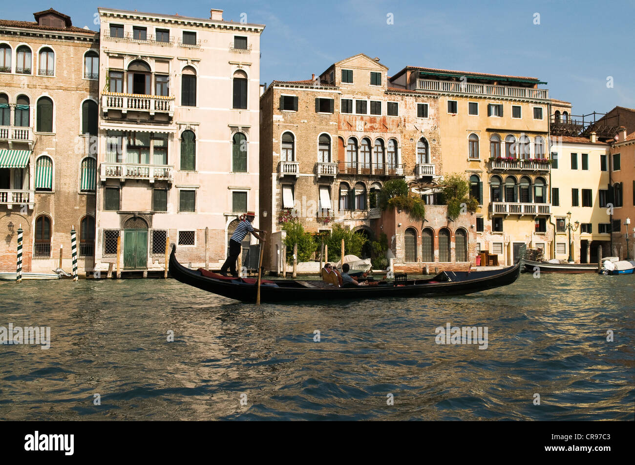 Gondole sur le Grand Canal, en face d'hôtels et de palais, Venise, Vénétie, Italie, Europe Banque D'Images