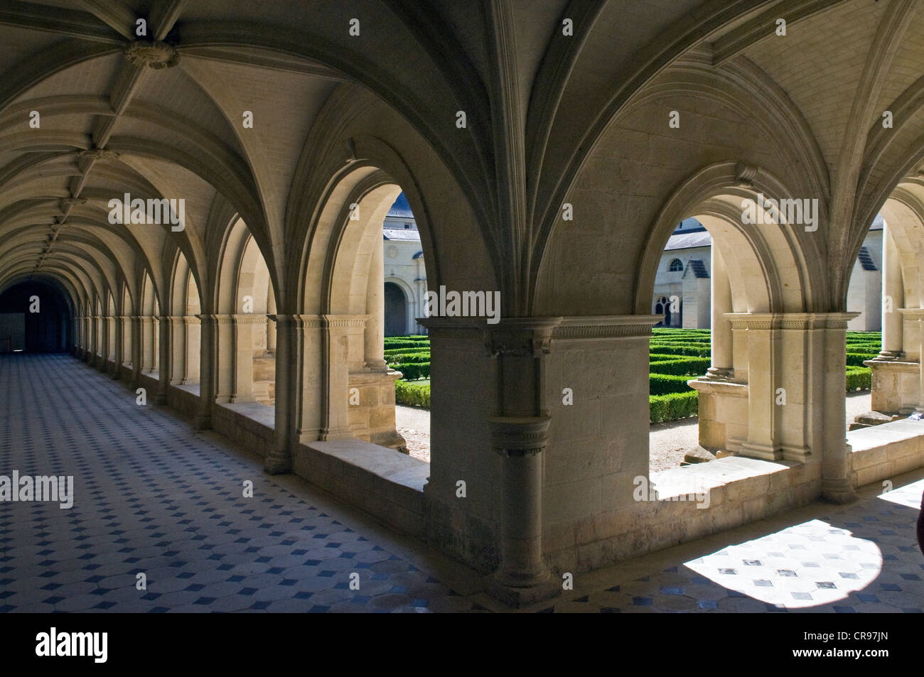 Cloître médiéval, Abbaye de Fontevraud, abbaye romane Aquitaine, construit de 1105 à 1160, Fontevraud-l'Abbaye Banque D'Images