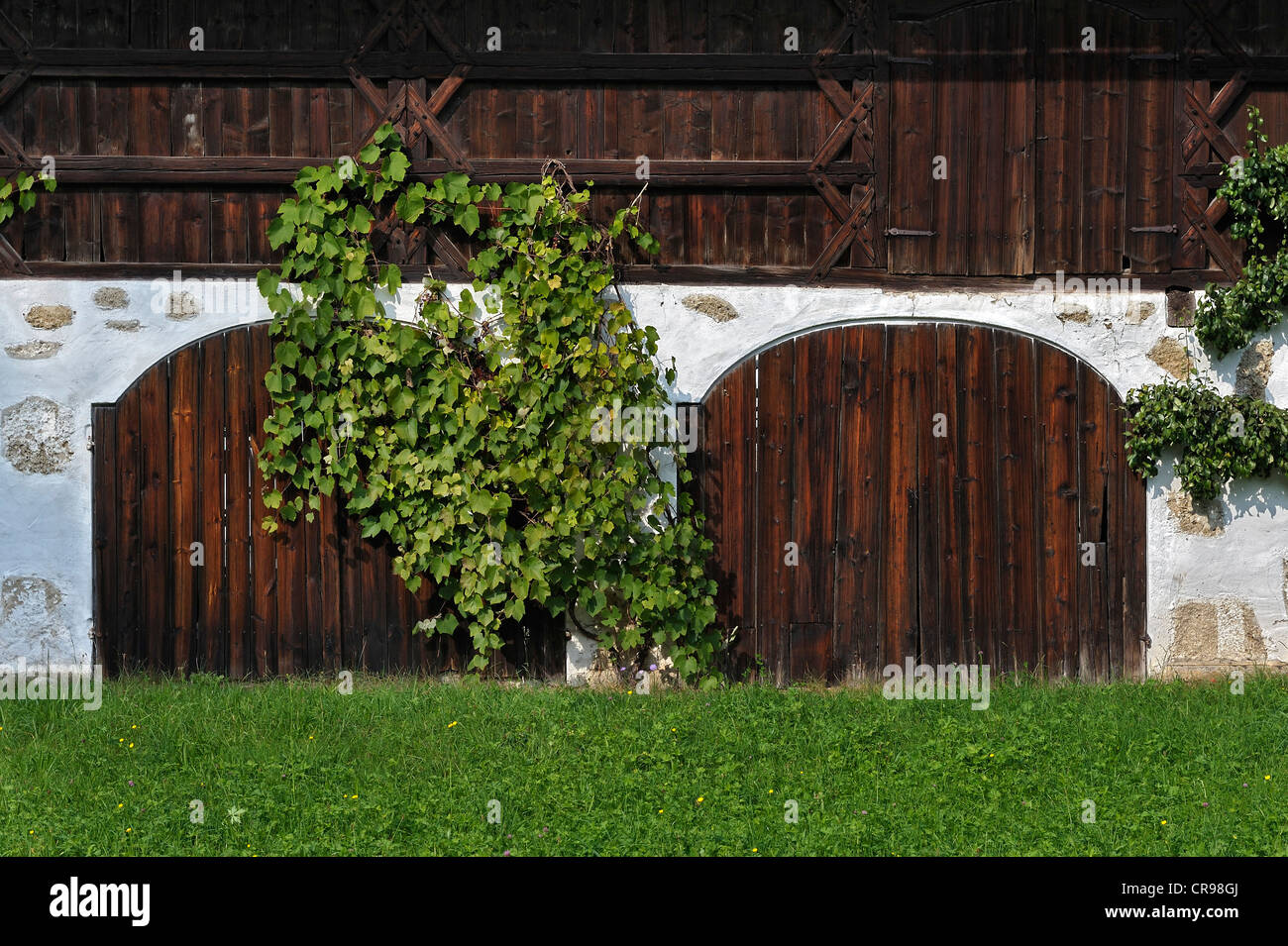 Deux portes de grange en bois, Bauernhausmuseum Amerang farmhouse museum, Amerang, Bavaria, Germany, Europe Banque D'Images