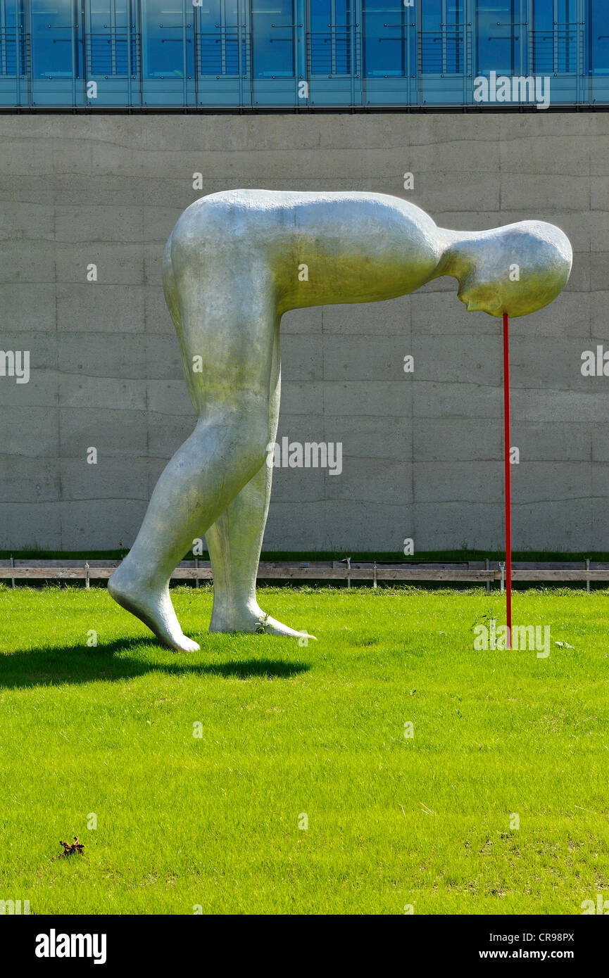 Sculpture 'présent continu' par Henk Visch, en face du nouveau bâtiment de l'Académie de la télévision et du cinéma et l'État Banque D'Images