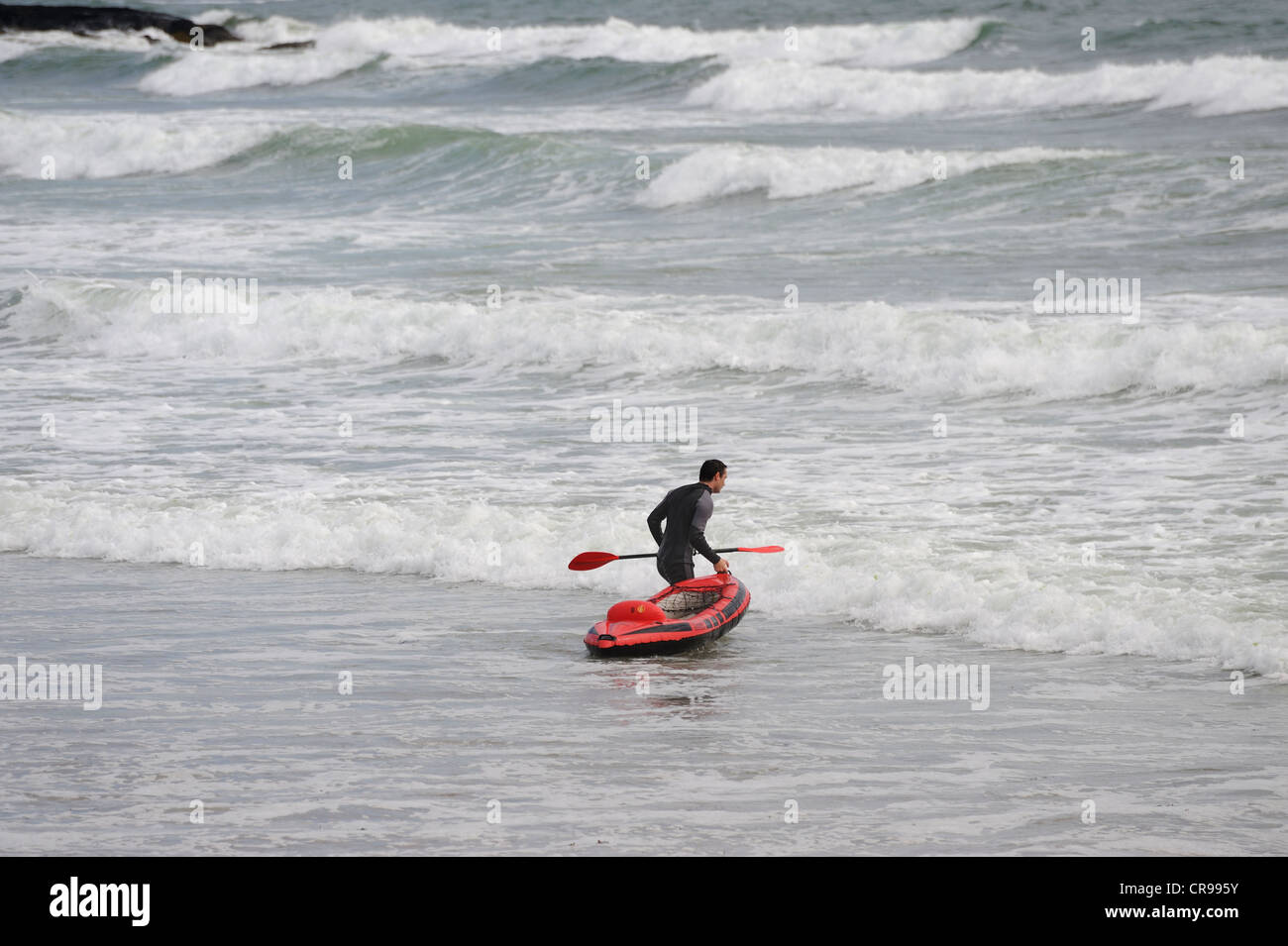 Surfeurs à Garrettstown, West Cork, Irlande Banque D'Images