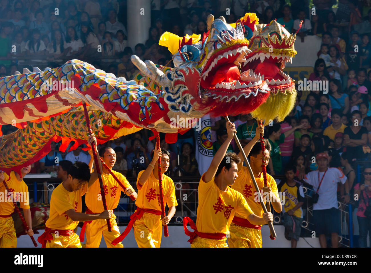 La performance de danse du dragon pour célébrer le Nouvel An Chinois, Ville d'Iloilo, Philippines Banque D'Images