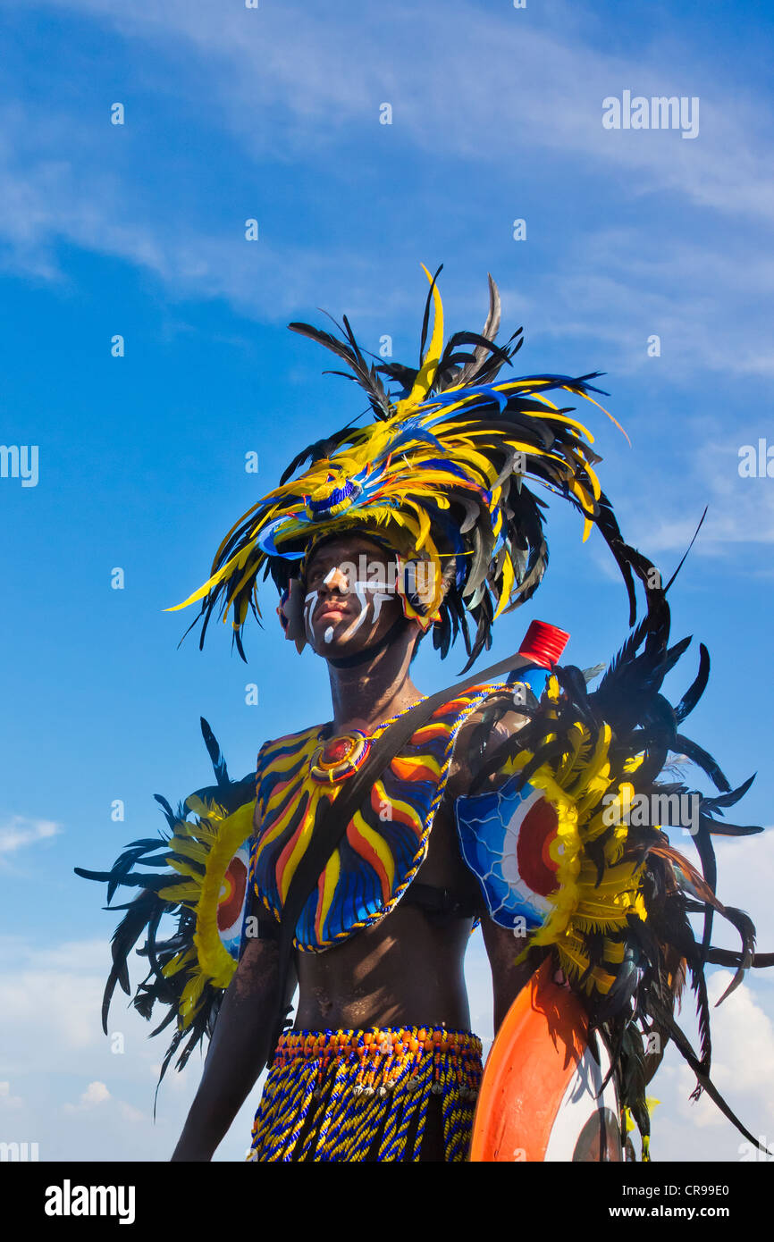 Porter à performer costume Dinagyang Festival, Ville d'Iloilo, Philippines Banque D'Images