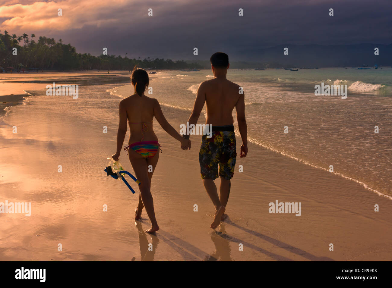 Jeune couple de touristes avec des équipements de plongée avec tuba sur la plage, l'île de Boracay, Province d'Aklan, Philippines Banque D'Images