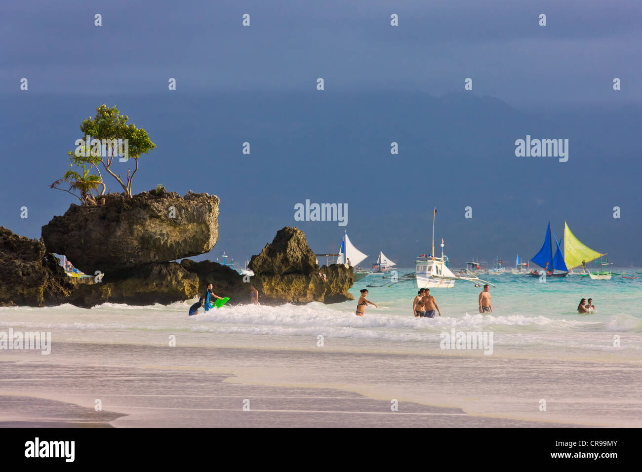 Plage, les gens sur la plage, l'île de Boracay, Province d'Aklan, Philippines Banque D'Images
