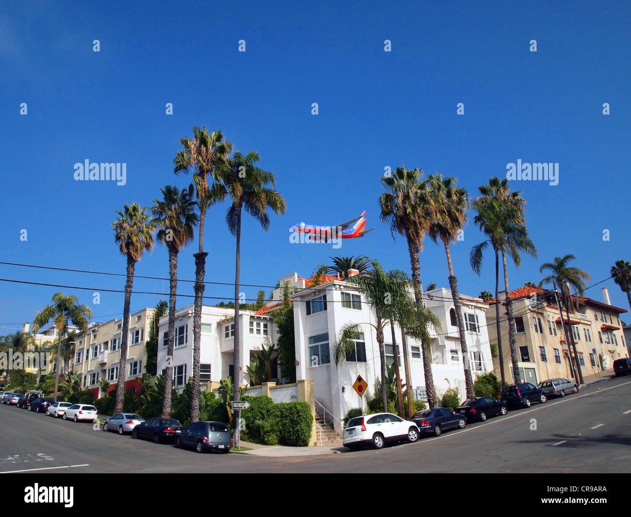Southwest Airlines avion volant au-dessus de la rue à San Diego à mesure qu'il arrive à la terre. Banque D'Images