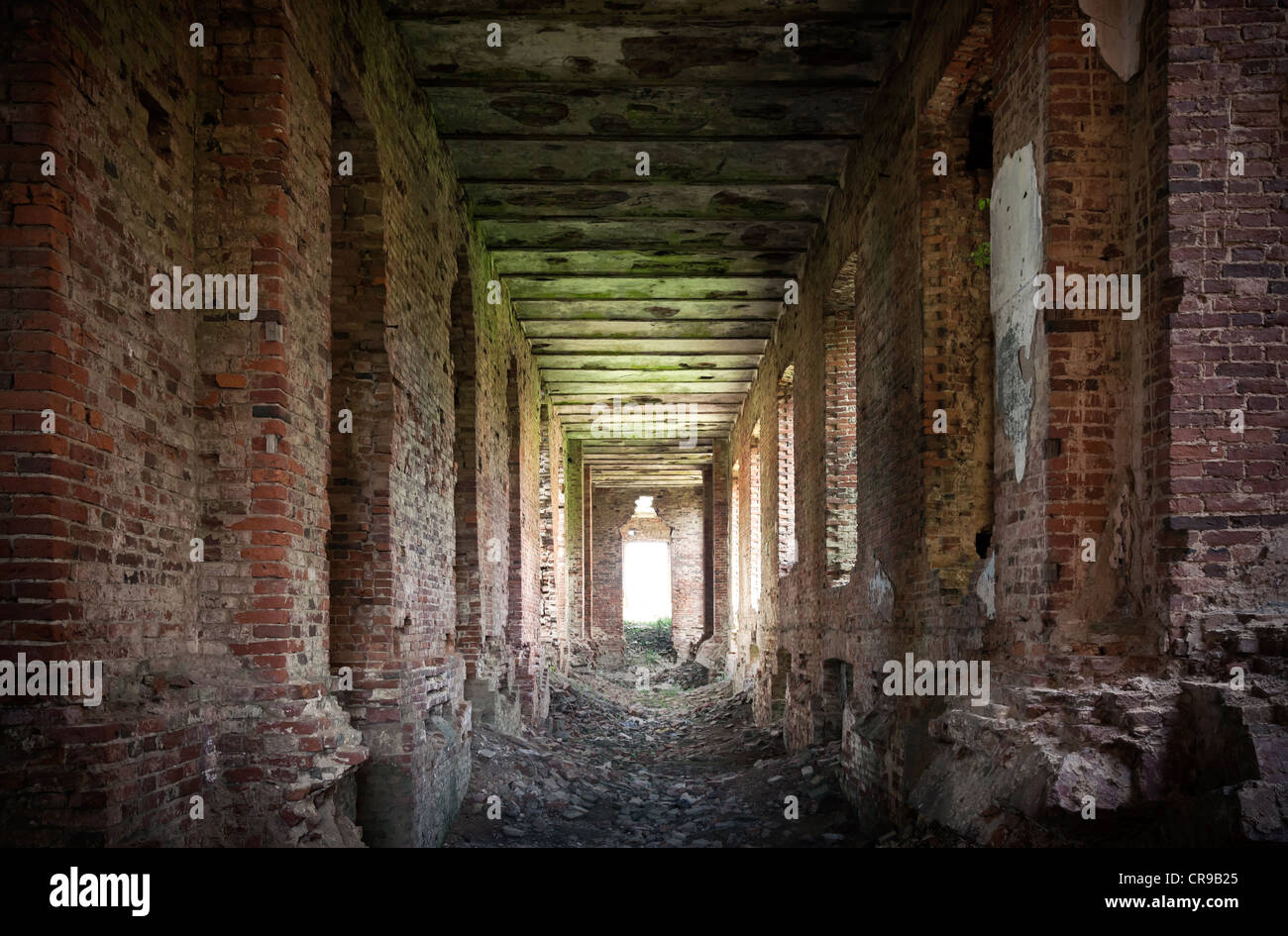 Monument Russe abandonnée : ruines de vieux logements militaires. A été construit en 6 ans à partir de 1818. Architecte - Vasily Petrovitch Stasov. Banque D'Images