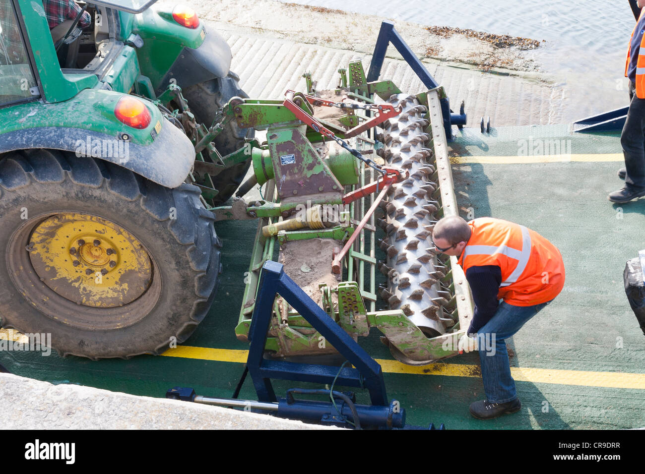 Tingwall Harbour et un ferry arrivant - îles Orkney, en Écosse. Arrêt du chargement d'un tracteur Banque D'Images