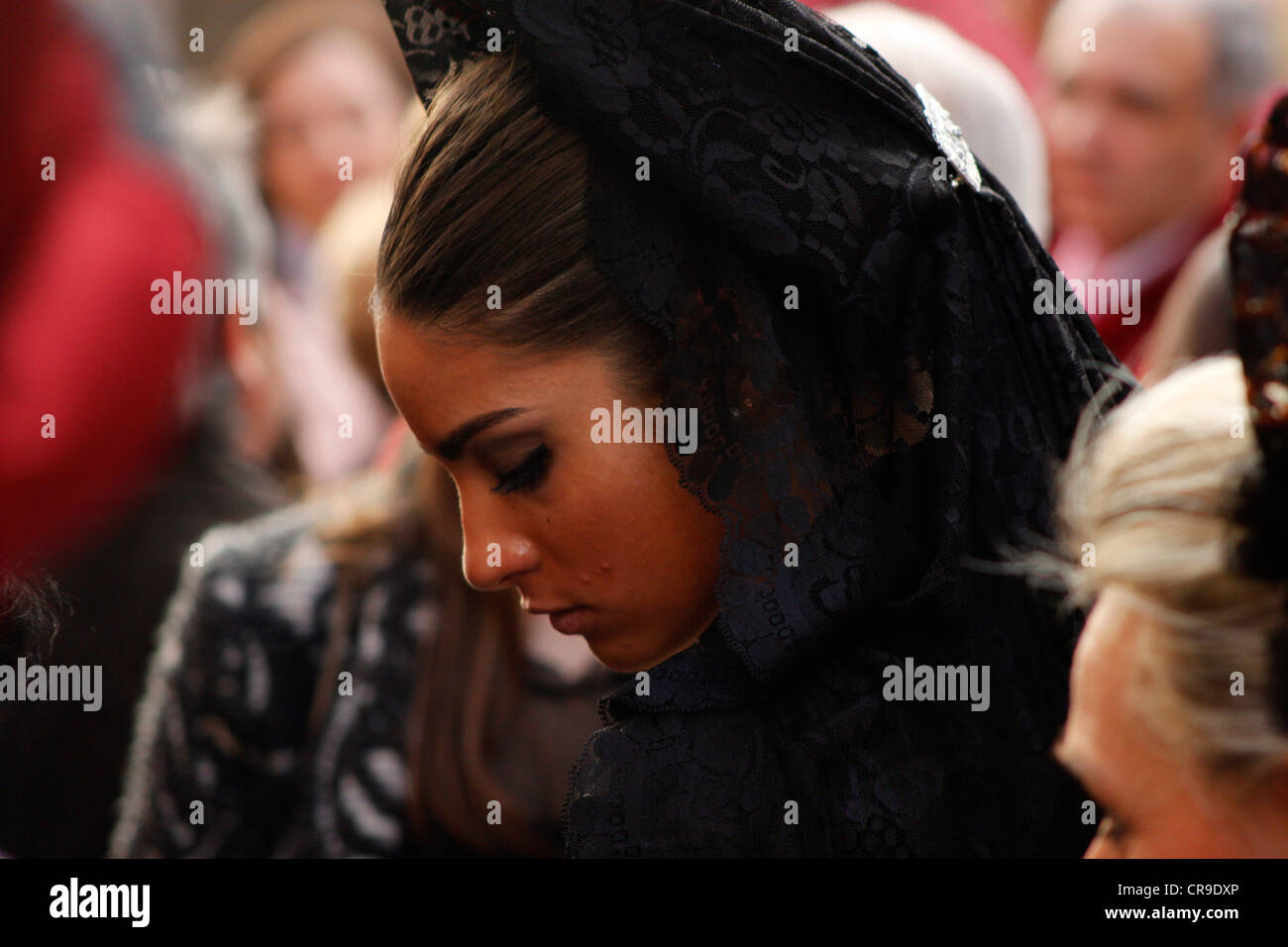 Une femme habiller un mantilla au cours d'une procession de la Semaine Sainte de Pâques dans la région de Puente Genil, dans la province de Cordoba, Espagne Banque D'Images