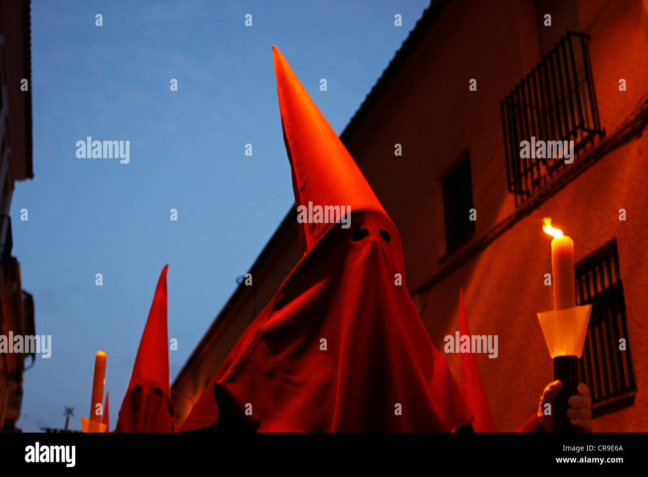 Le pénitent est titulaire d'une bougie lors d'une procession de la Semaine Sainte de Pâques à Puente Genil, dans la province de Cordoba, Espagne Banque D'Images