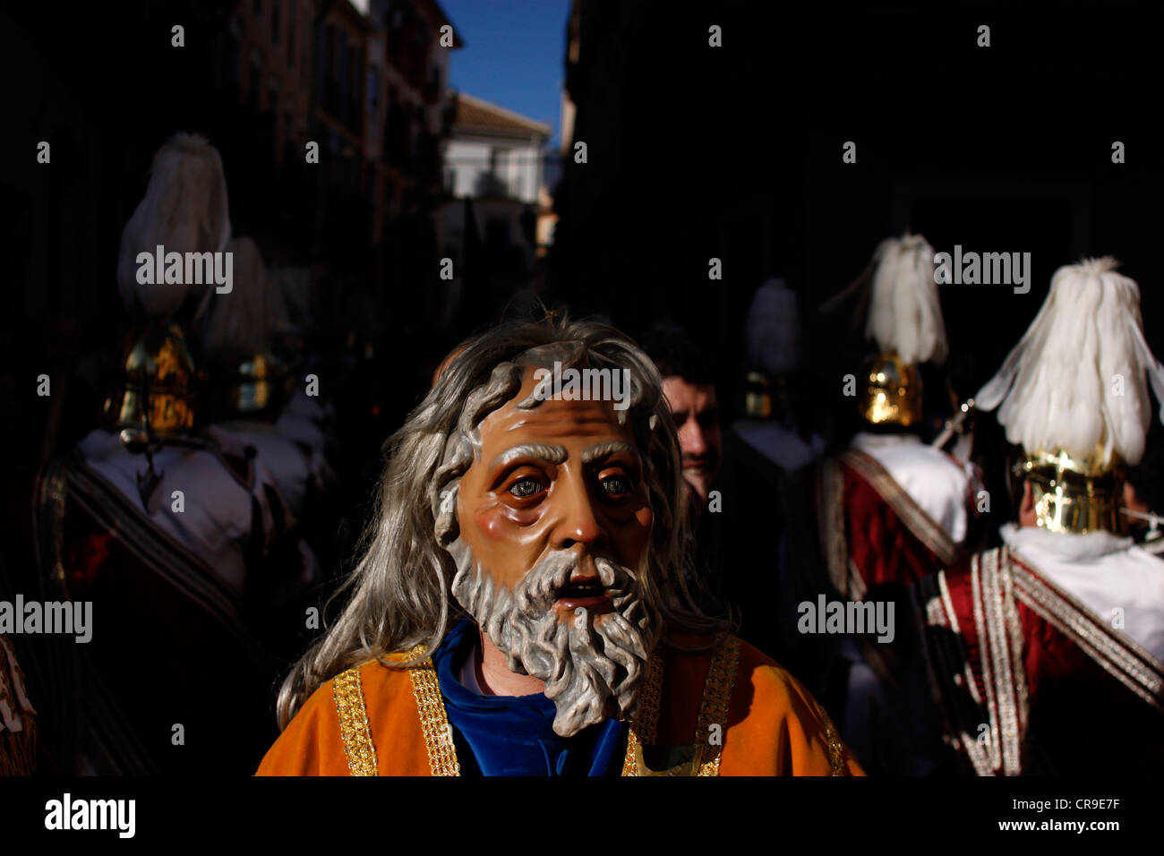 Un homme masqué vêtu comme un personnage biblique marche dans une rue au cours d'une procession de la Semaine Sainte de Pâques à Puente Genil, Espagne Banque D'Images