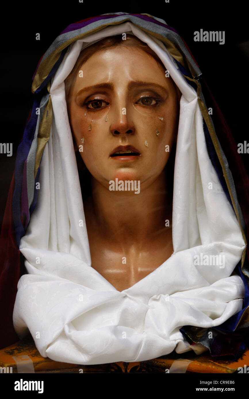 Une sculpture de la Vierge Marie décore une vitrine à Puente Genil, dans la province de Cordoba, Espagne, le 4 avril 2012. Banque D'Images