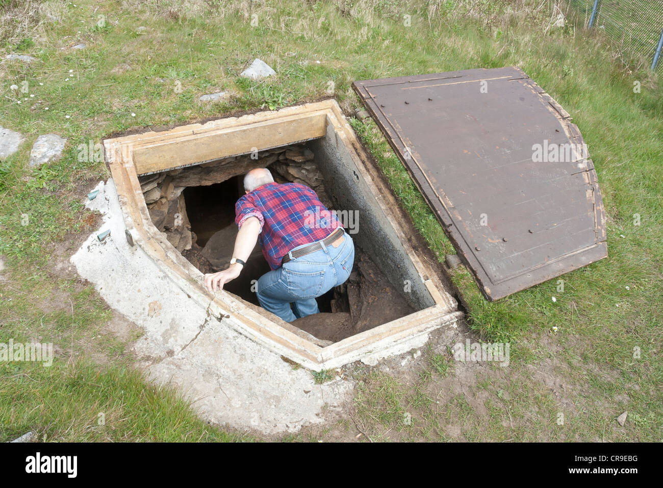 L'île de Rousay - Orcades, en Écosse avec une chambre funéraire néolithique en cours de saisie par un touriste Banque D'Images