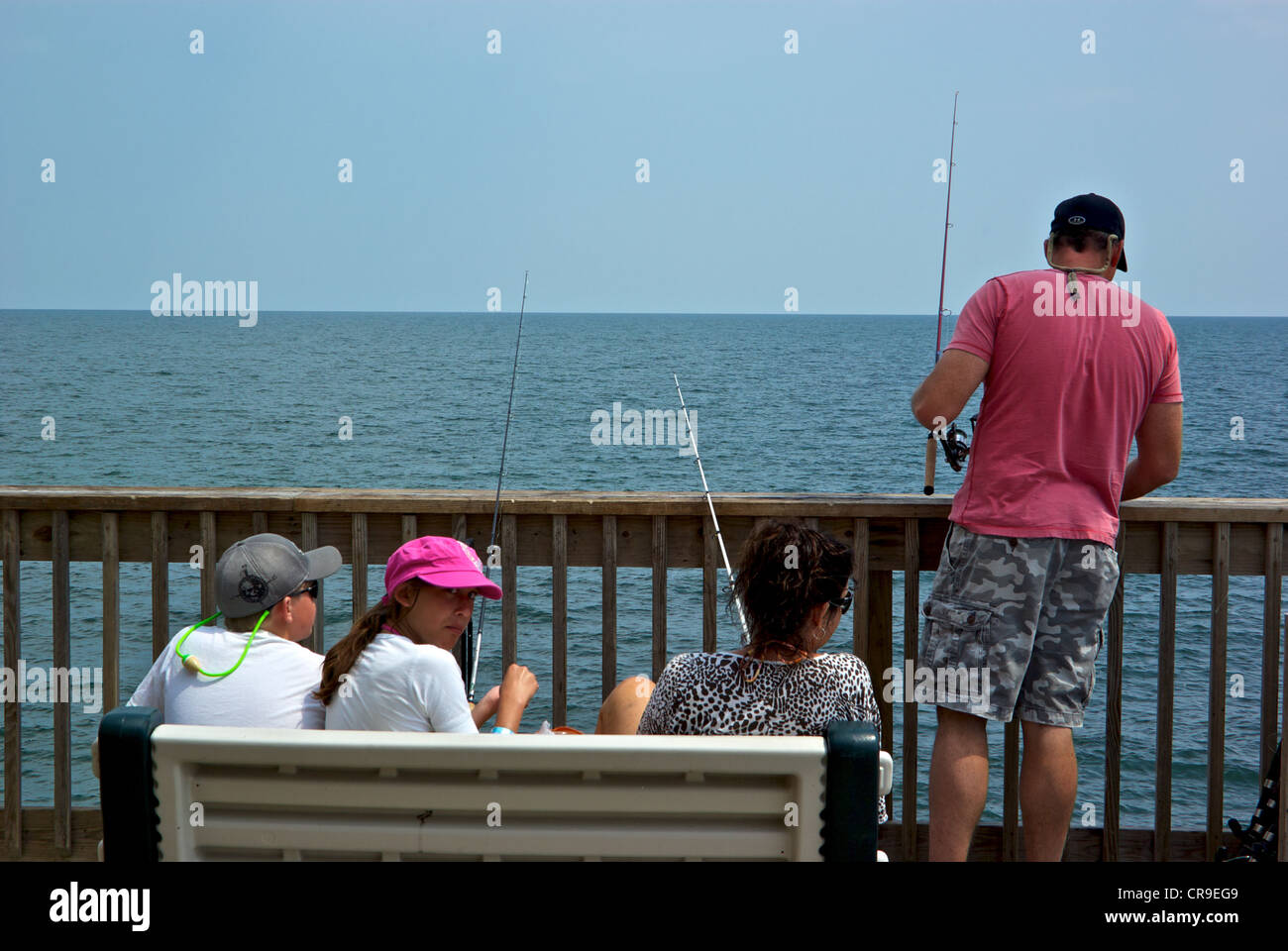 Pêche à la ligne de la famille Parc d'état de l'Alabama Gulf Shores jetée de pêche d'eau salée Banque D'Images