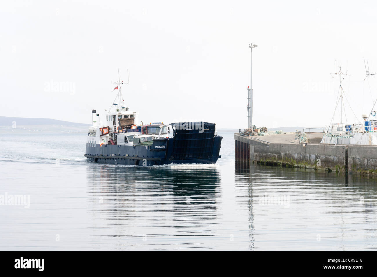 Tingwall Harbour - îles Orkney, en Écosse, un traversier arrivant Banque D'Images