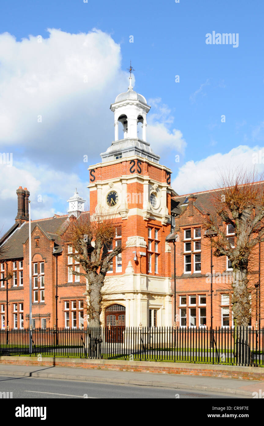 L'avant du bâtiment principal de l'école Brentwood brique jour privés indépendants et d'embarquement l'éducation scolaire avec tour de l'horloge & clôture à Brentwood, Essex, Angleterre Banque D'Images