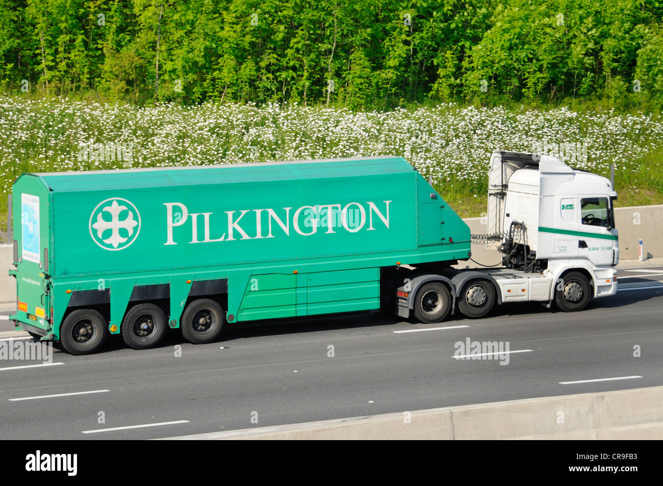 La distribution de verre Pilkington camion et remorque et remorque articulée Banque D'Images