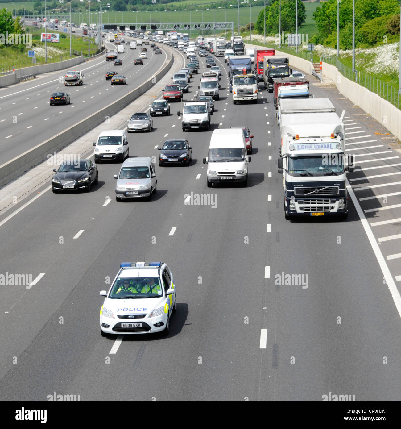 Voiture de police opérant un bloc de route roulante sur autoroute M25 (il y a peut-être été un exercice d'entraînement) Banque D'Images