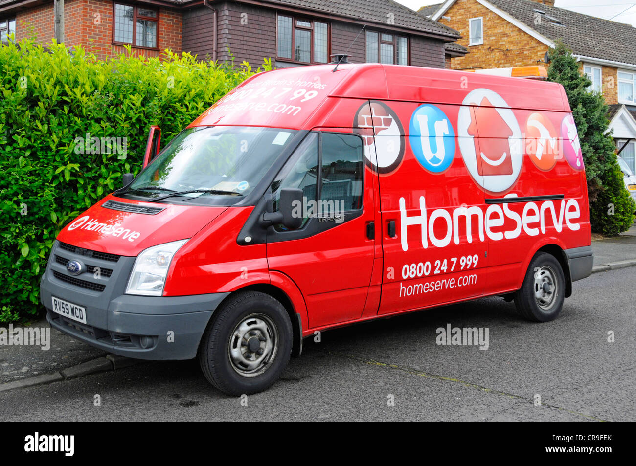 Homeserve Business Red Response van pour les services de réparation d'urgence domestique couverts par la police d'assurance des clients garé dans la rue Angleterre Royaume-Uni Banque D'Images