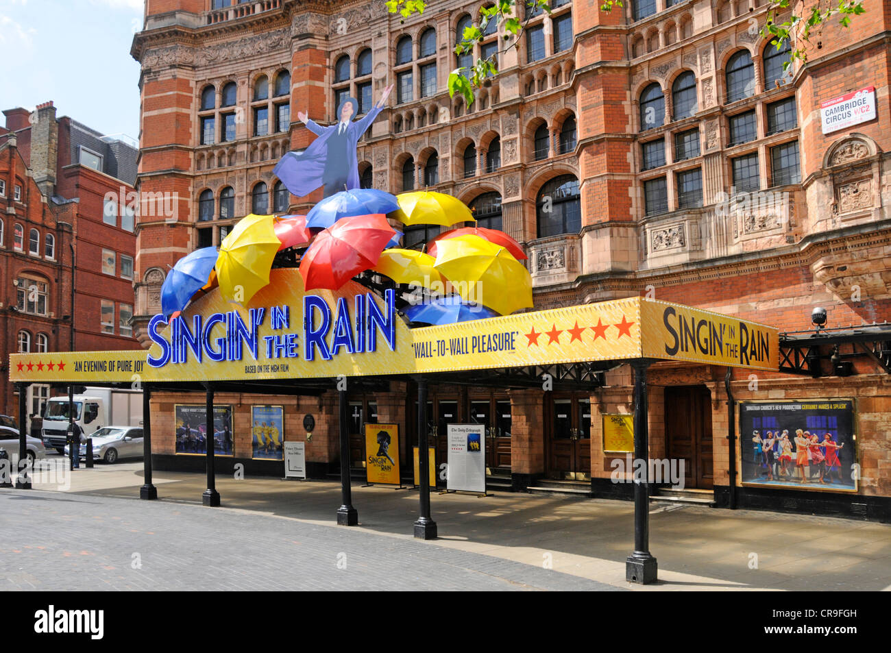 Les panneaux sous la pluie Singin sur l'extérieur de l'Palace Theatre Banque D'Images