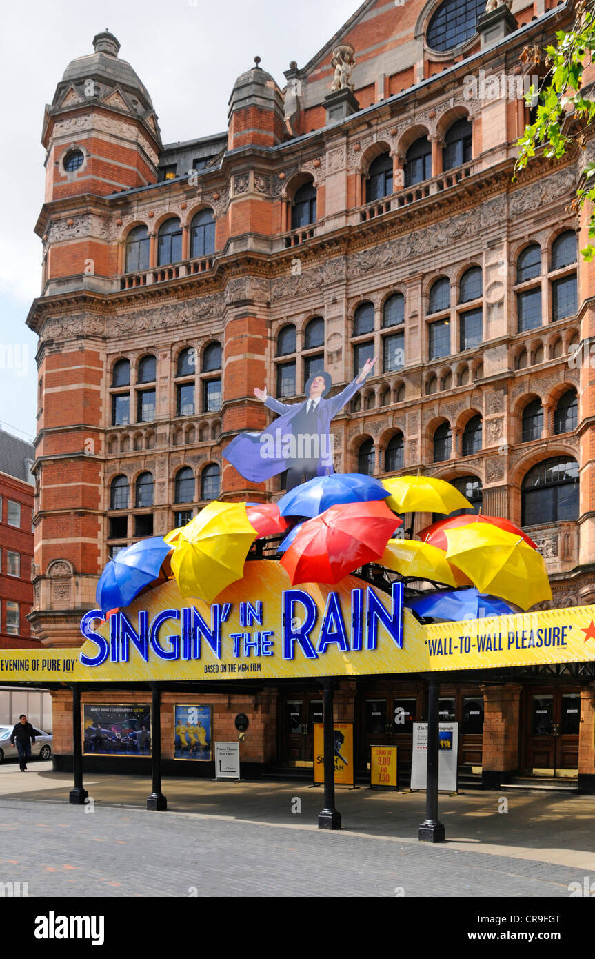 Les panneaux sous la pluie Singin sur l'extérieur de l'Palace Theatre Banque D'Images