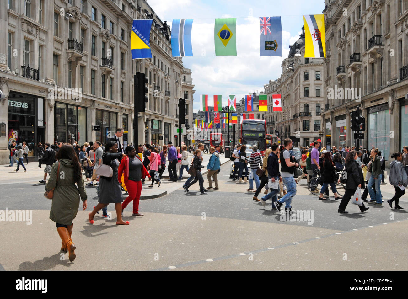 Sélection de drapeaux nationaux de 206 pays en lice pour les Jeux Olympiques de 2012 à Londres s'affichent au-dessus de Regents Street shopping area Banque D'Images