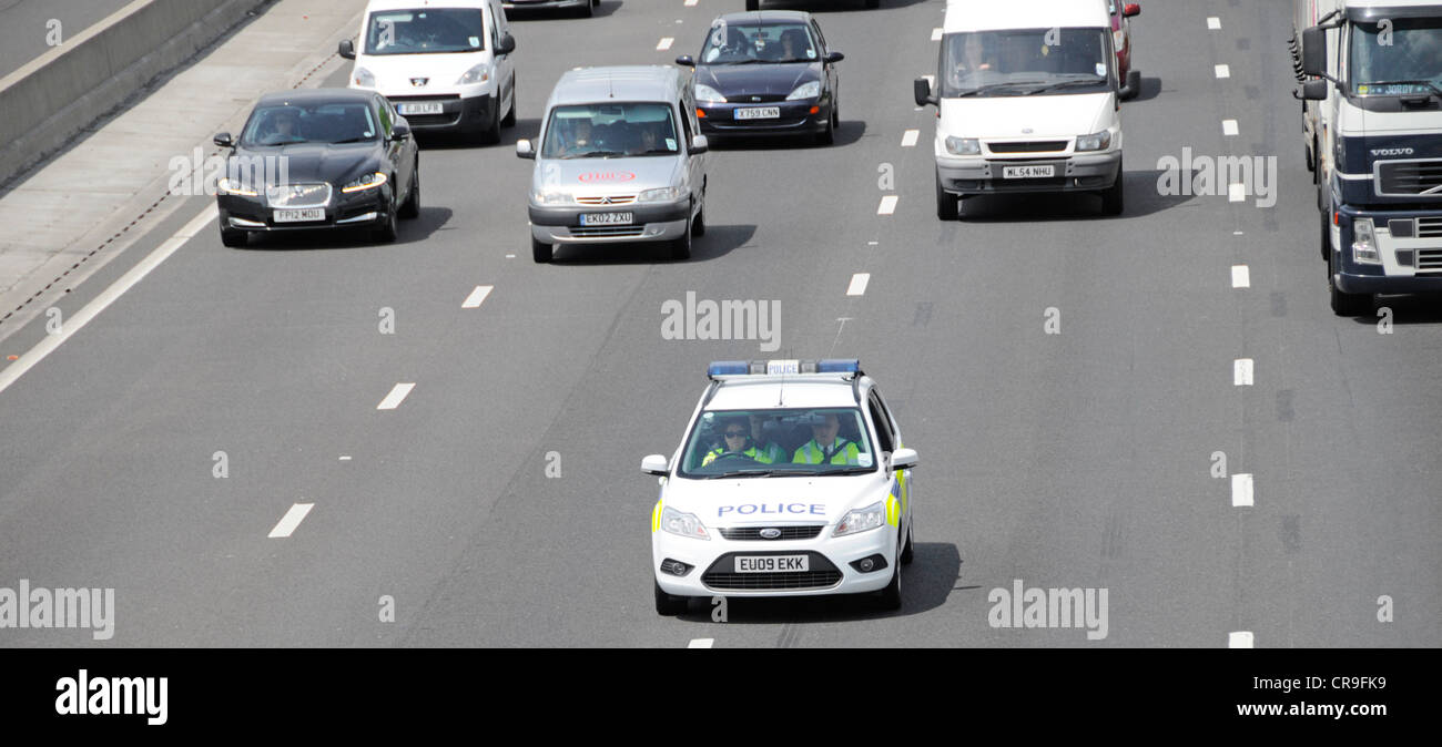 Voiture de police opérant un bloc de route roulante sur autoroute M25 (il y a peut-être été un exercice d'entraînement) Banque D'Images