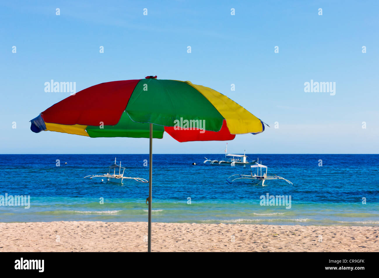 Parasol sur la plage, île de Bohol, Philippines Banque D'Images