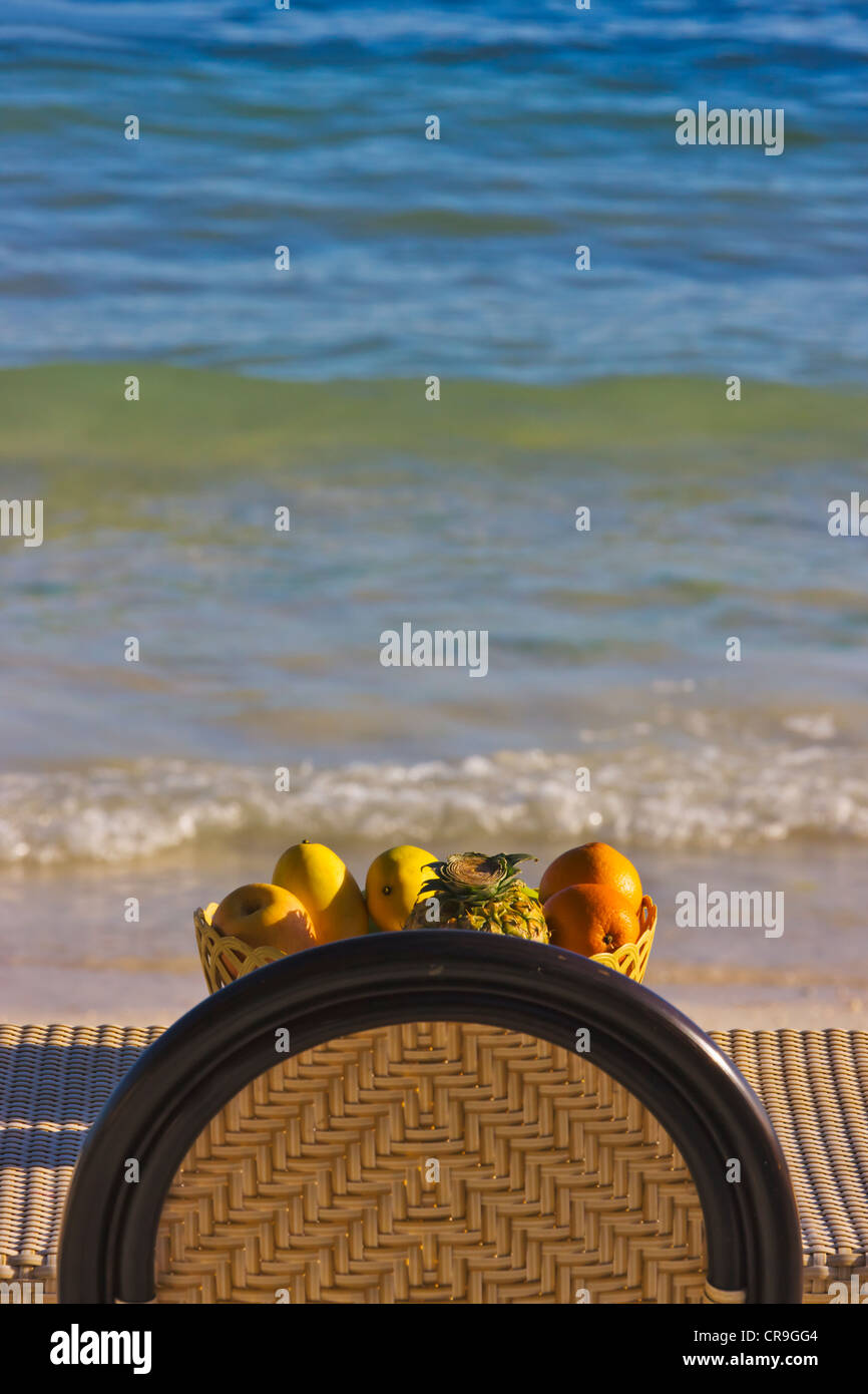 Table à manger et chaises longues à la plage, île de Bohol, Philippines Banque D'Images