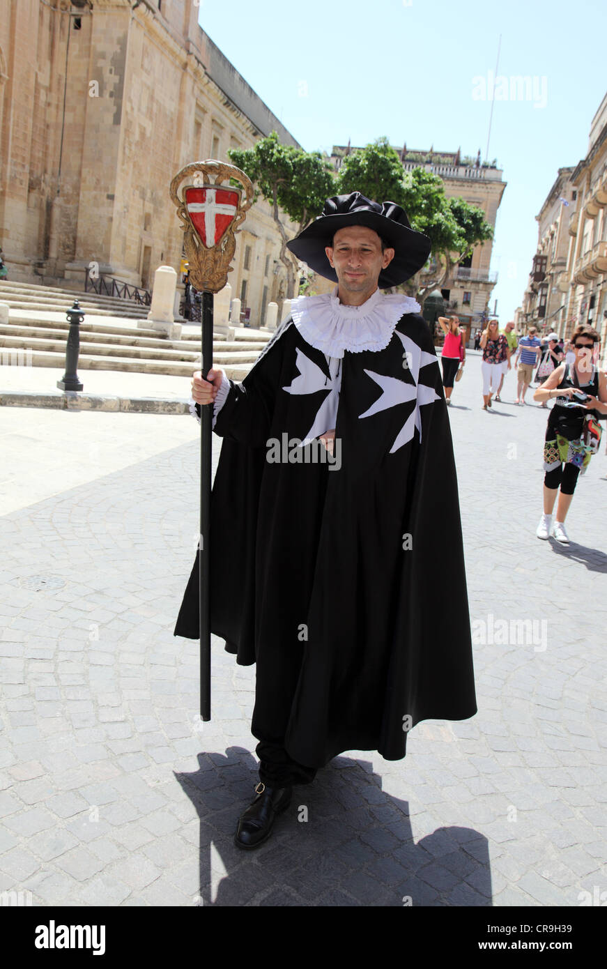 Comment Devenir Chevalier De Lordre De Malte Homme habillé en costume de Chevalier de l'Ordre de Saint-Jean, à La  Valette, Malte Photo Stock - Alamy