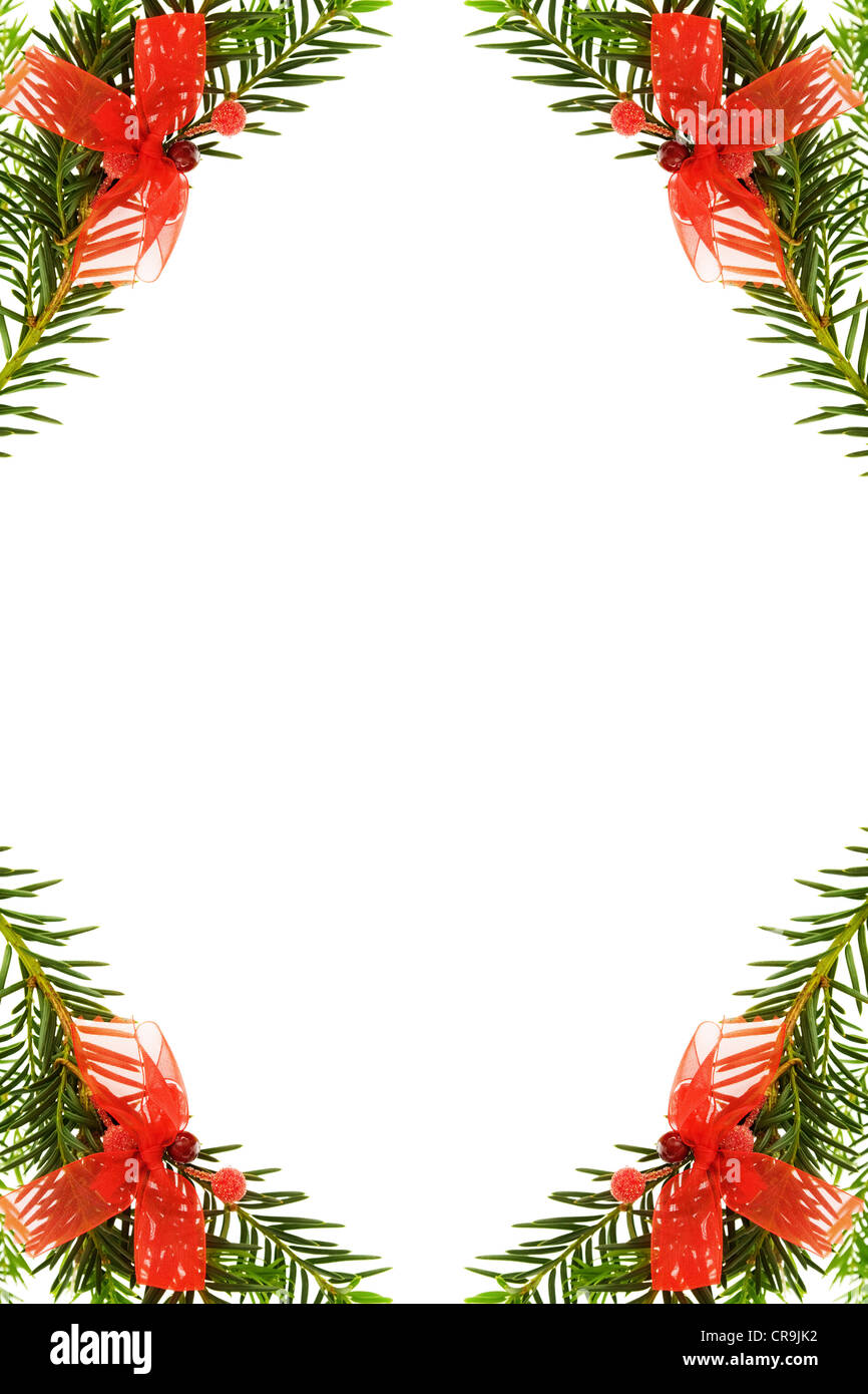 Carte de vœux de Noël avec sapin de fête, frontière avec le ruban rouge de décorations. Isolé sur fond blanc. Banque D'Images