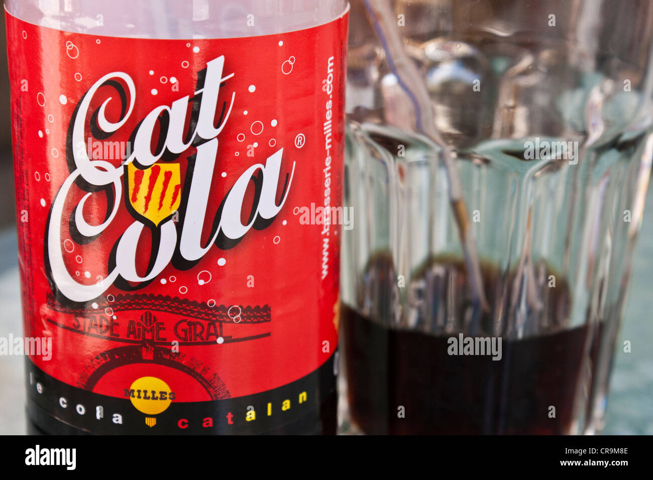Une bouteille de cola et demi-fini verre de cola à partir de la région Catalane du sud de la France Banque D'Images