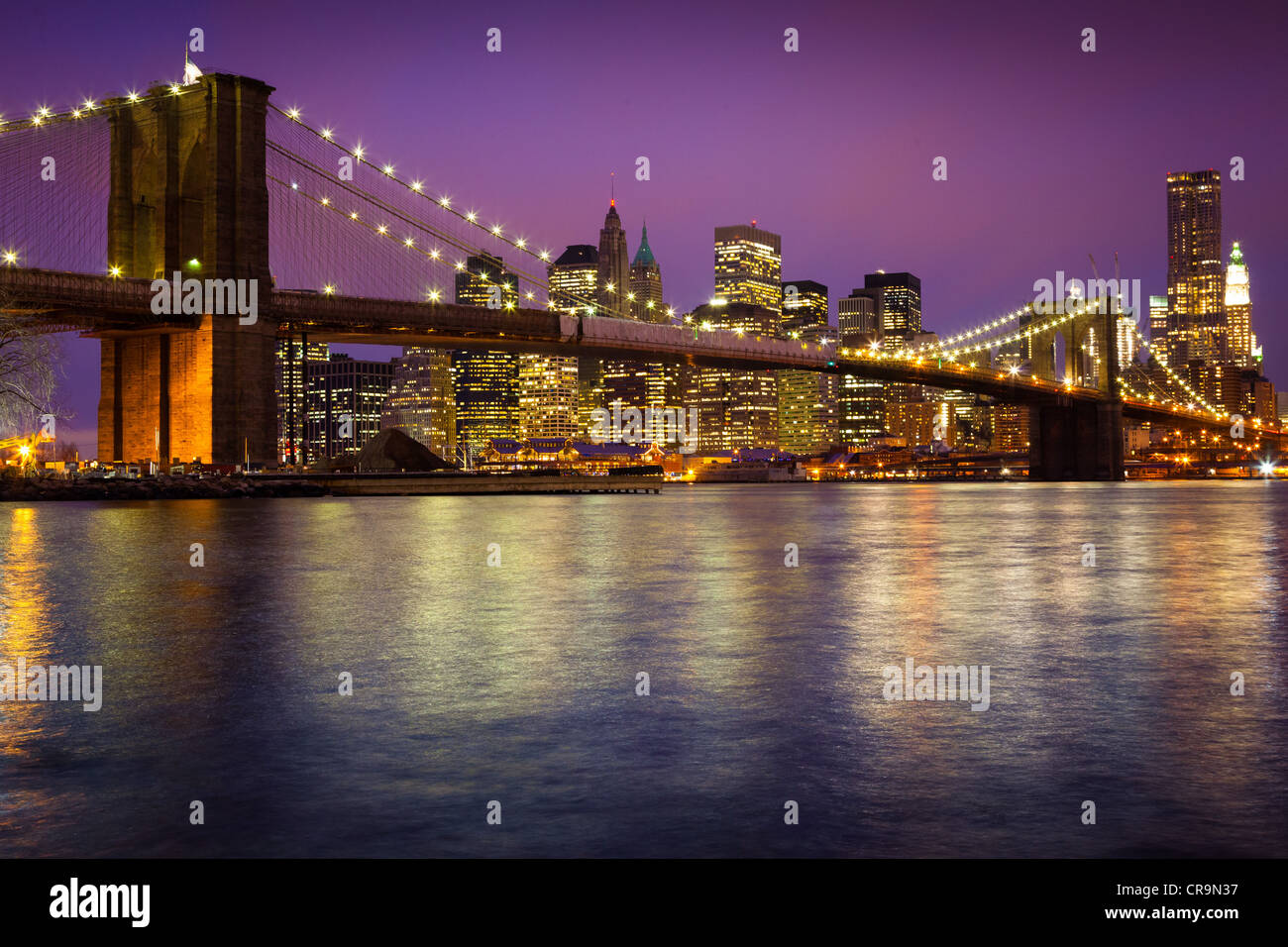 Pont de Brooklyn à New York, qui traverse l'East River, entre Manhattan et Brooklyn, est vu ici dans la nuit Banque D'Images