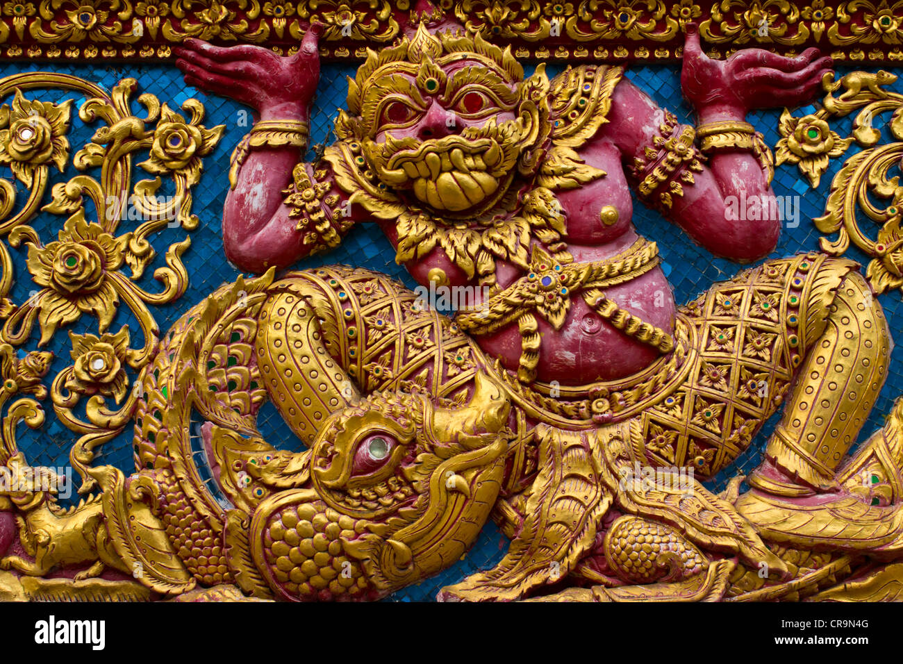 Les femmes statue géante sur le mur en Wat chaimongkol Banque D'Images