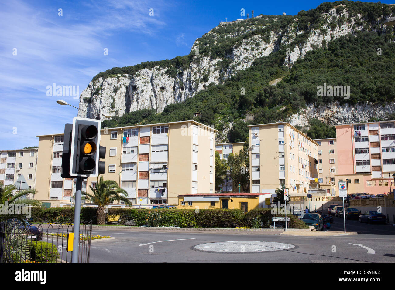 Les immeubles à appartements au pied du rocher de Gibraltar. Banque D'Images