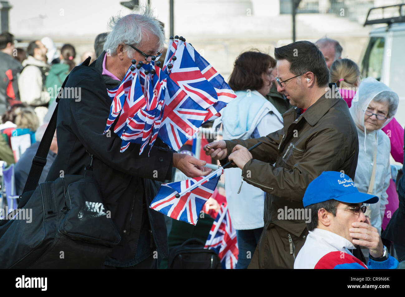 La vente de l'homme Union Jack les drapeaux sur le Mall. Angleterre Londres Banque D'Images